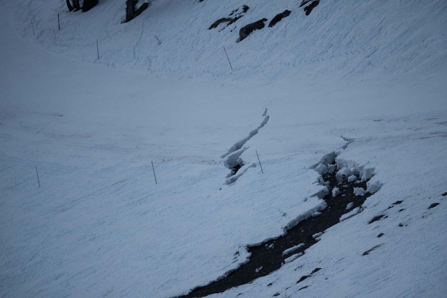 Ein Riss in einer Skipiste im Glacier-3000-Skigebiet in der Schweiz.