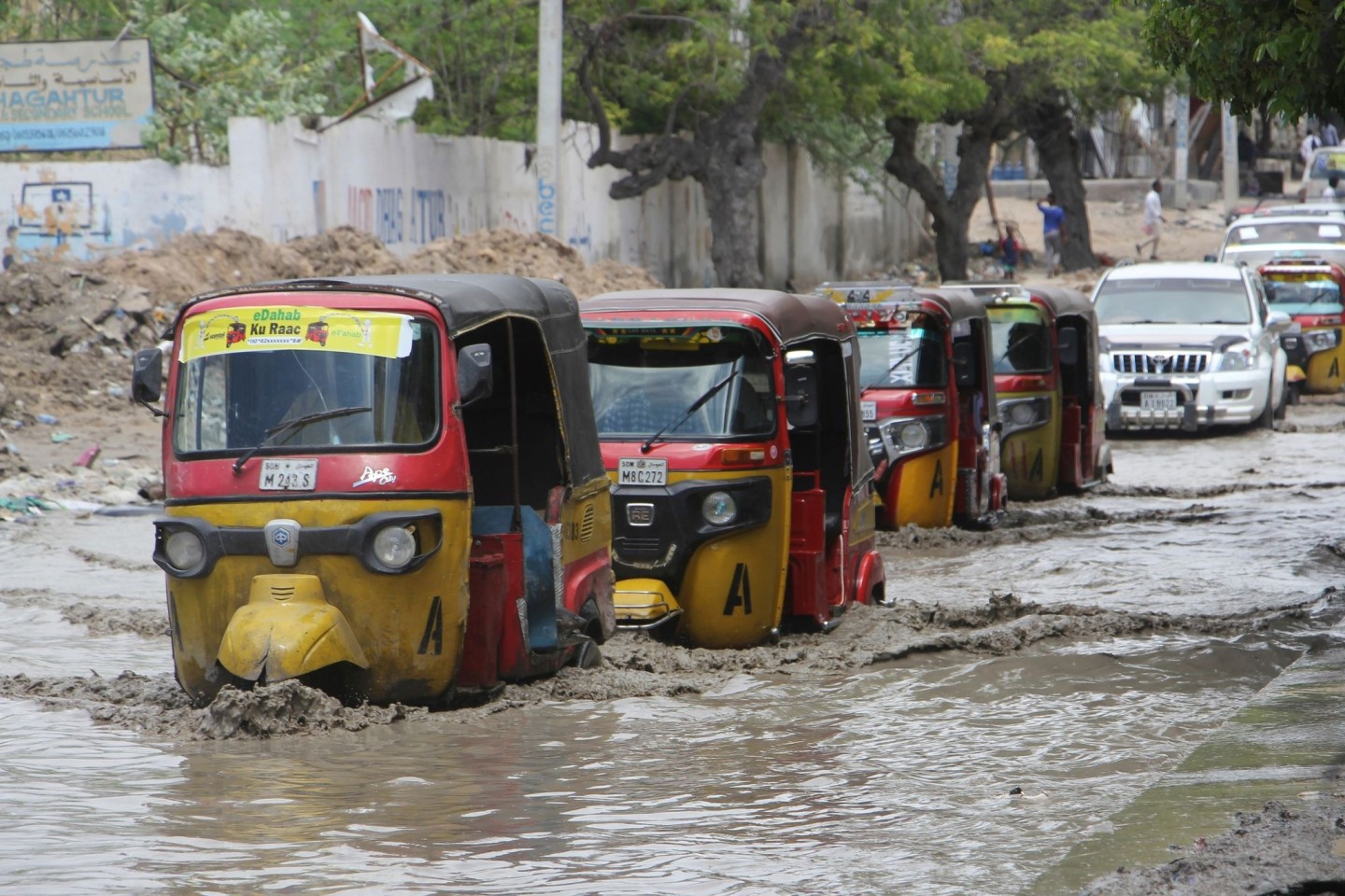 In Mogadischu sind Straßen nach starkem Regen überflutet.