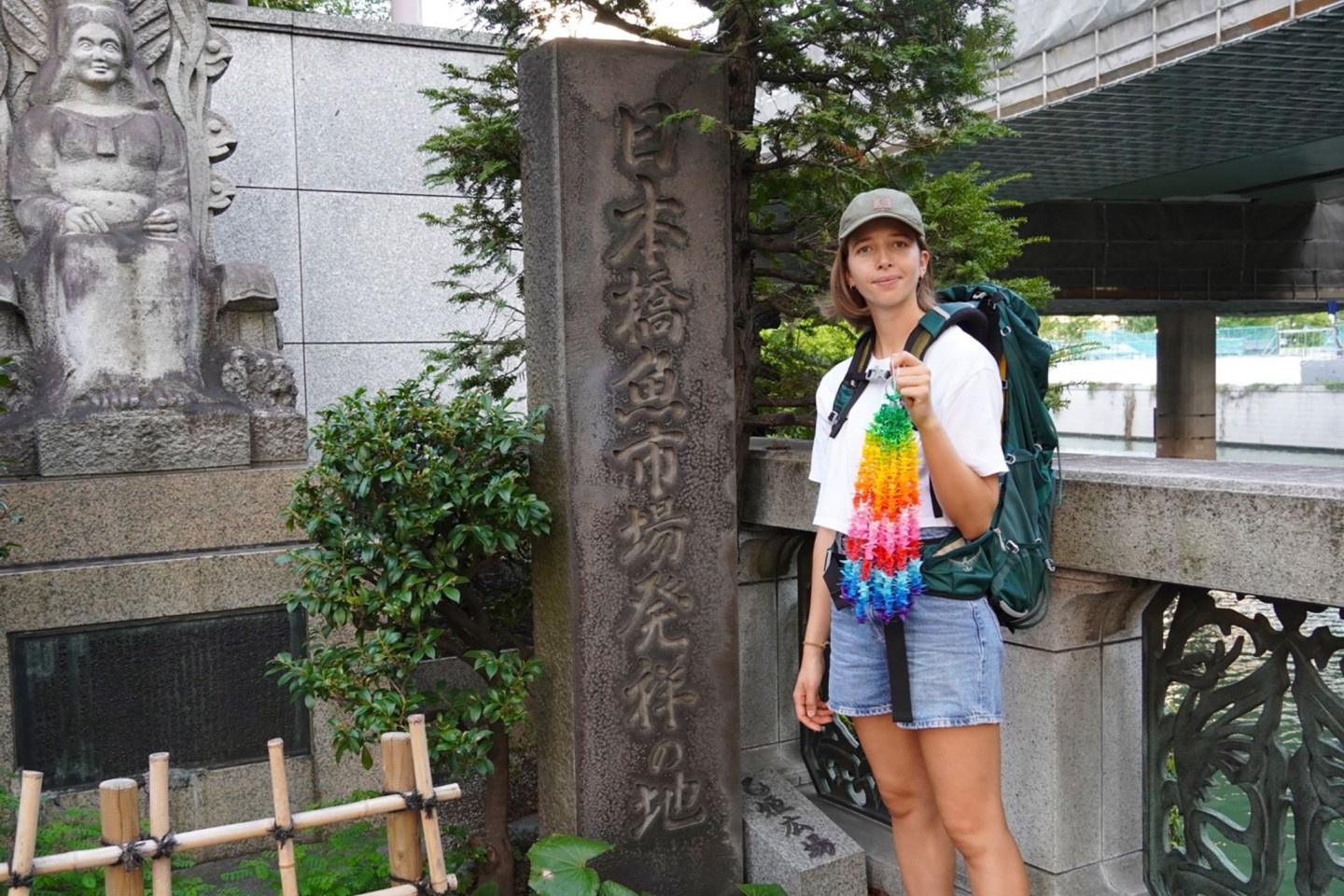 Eva Fritz hält eine Kette aus bunten Papierkranichen in der Hand. Sie will von Tokio aus zweieinhalb Monate lang mit Rucksack und Zelt 1000 Kilometer über Kyoto bis nach Hiroshima wandern...