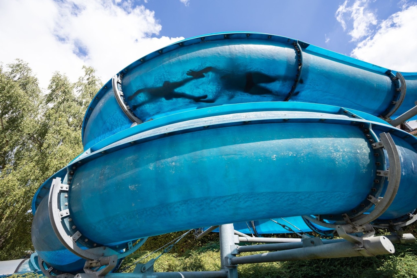 Besucher des FreiBadSoden rutschen in der Wasserrutsche in Bad Soden am Taunus.