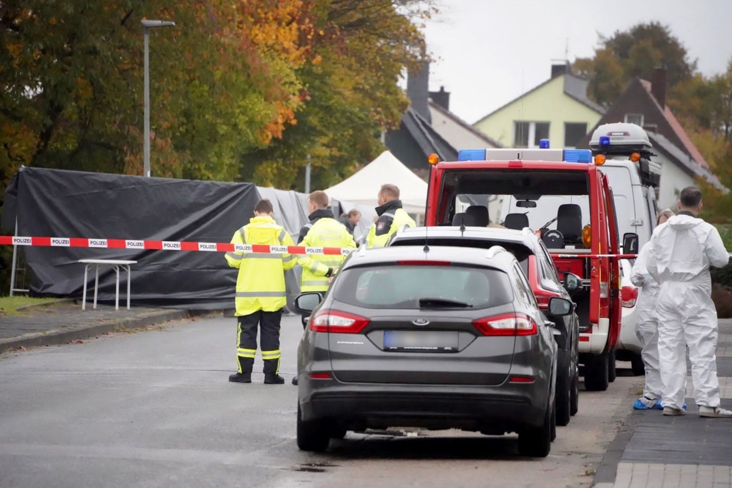 Ermittler am Fundort der Leiche in Horn-Bad Meinberg Ende Oktober 2023.