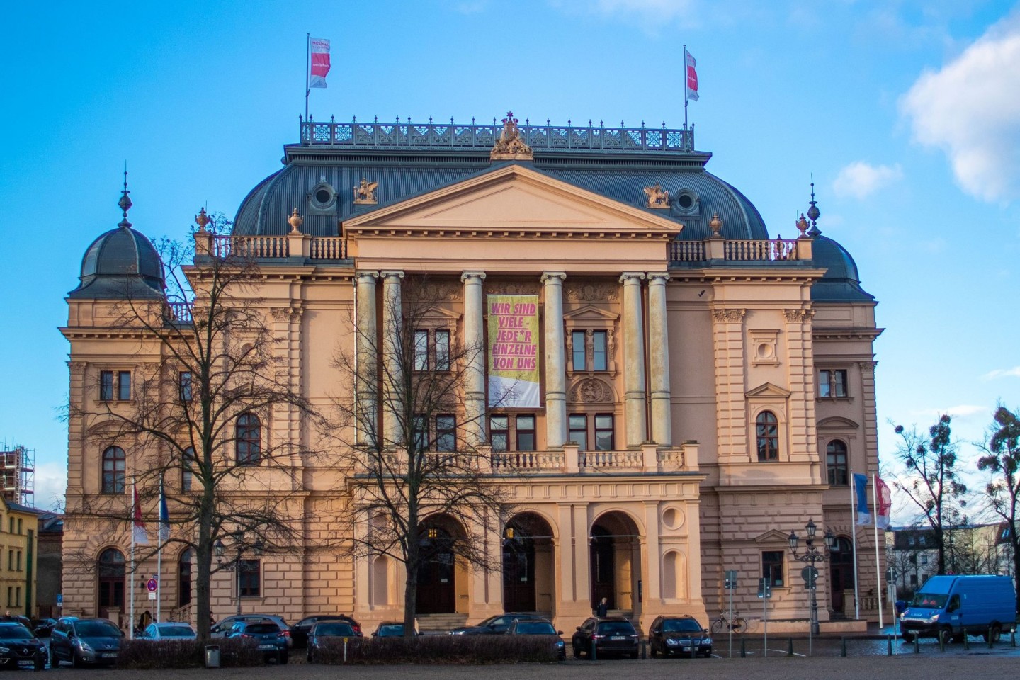 Das Staatstheater in Schwerin. Nach einem Brand mussten die Zuschauer das Haus am Freitag verlassen.