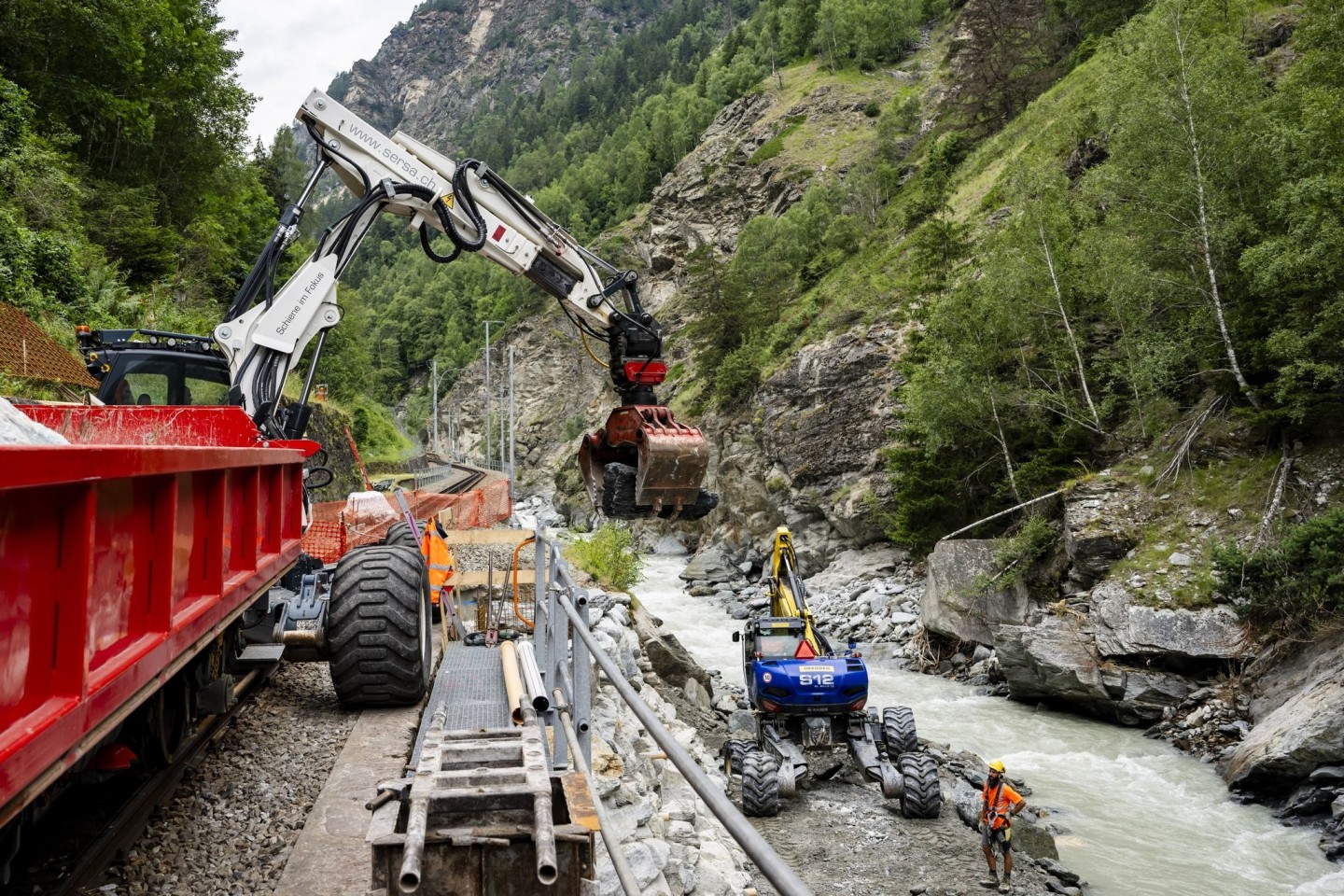 Sturzbäche haben Trassen auf der Strecke Visp-Täsch unterspült. (Foto aktuell)