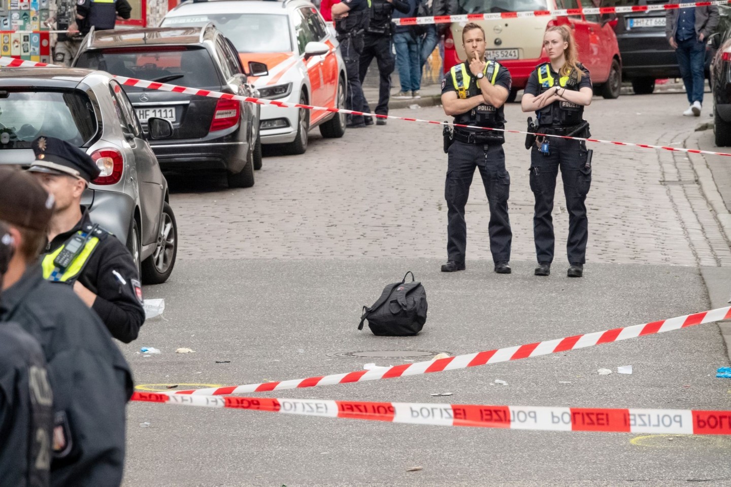 In der Nähe von Tausenden Niederlande-Fans kam es zu einem Polizeieinsatz. Die Motive des Angreifers sind noch unklar.