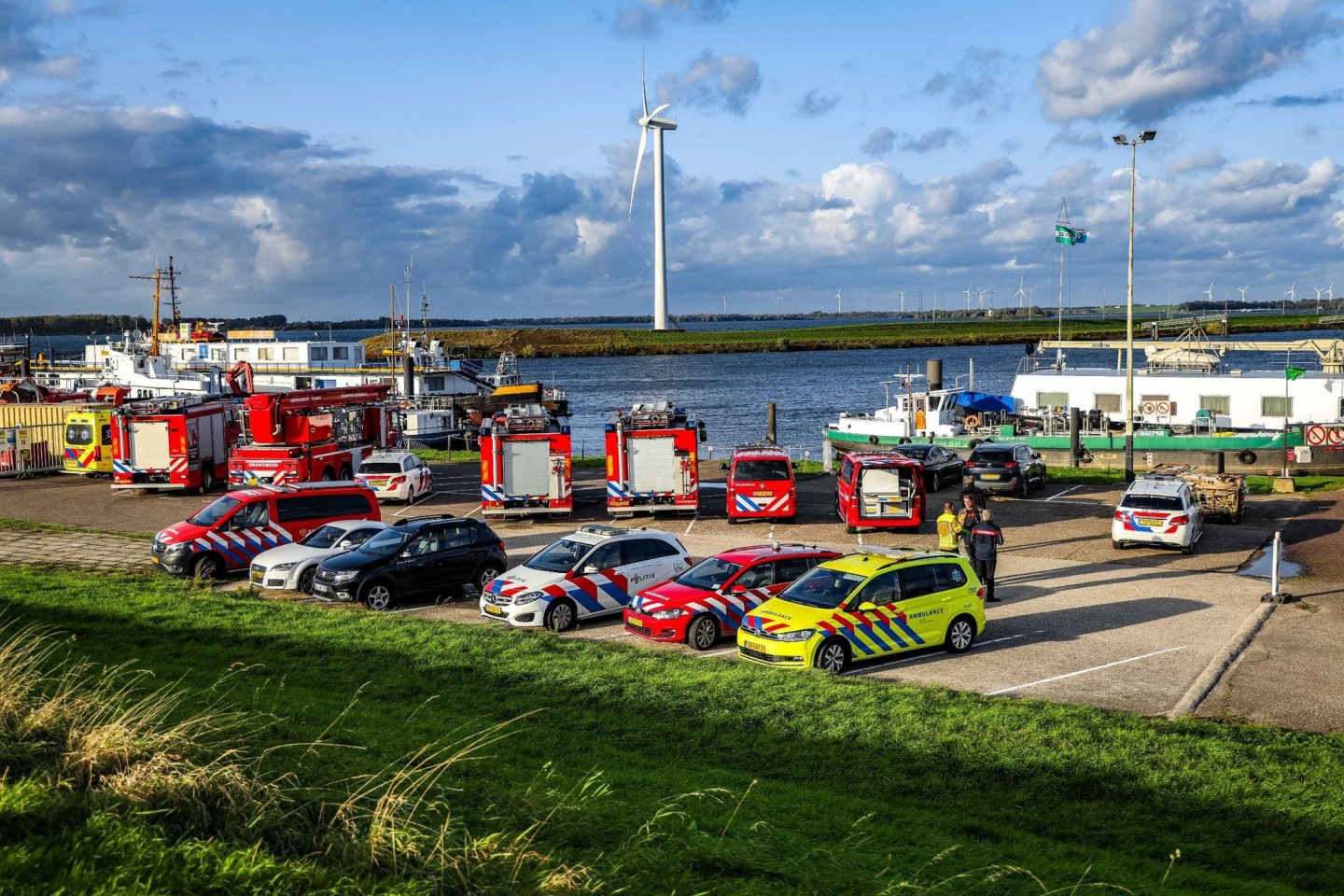 Rettungsdienste sind am Volkerak im Einsatz, nachdem ein Boot gekentert ist.