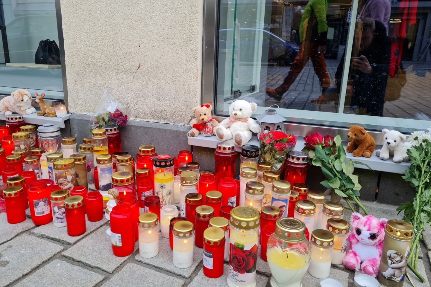 Ein Lastwagen hat am Freitag im niederbayerischen Passau mehrere Fußgänger erfasst und dabei eine Mutter und ihre elfjährige Tochter getötet.