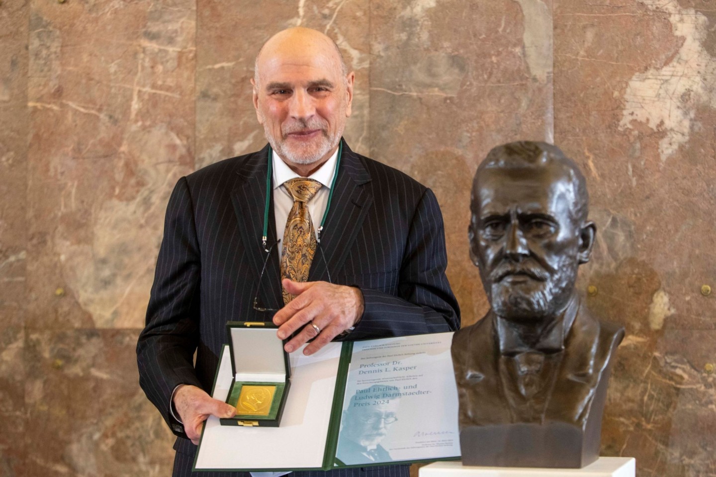 Der amerikanische Mediziner Dennis Kasper in der Frankfurter Paulskirche.