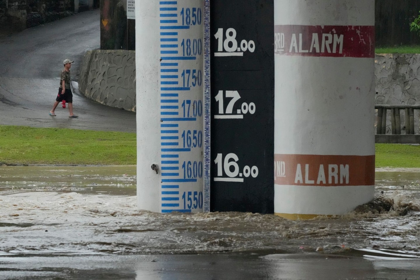 Starke Regenfälle haben auf den Philippinen die Flüsse anschwellen lassen.