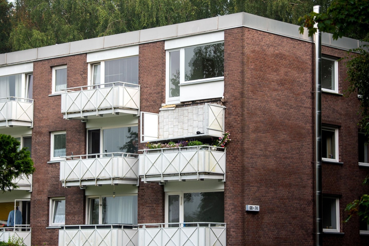 Wie es mit dem Balkon weitergeht, sollen nun Fachleute entscheiden (.