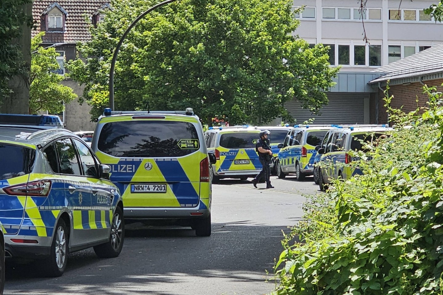 Zahlreiche Streifenwagen sind zu einem größeren Einsatz in Castrop-Rauxel ausgerückt.