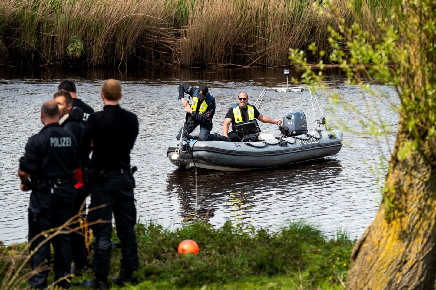 Ein Sonarboot der Polizei am 29. April bei der Suche nach Arian auf der Oste.