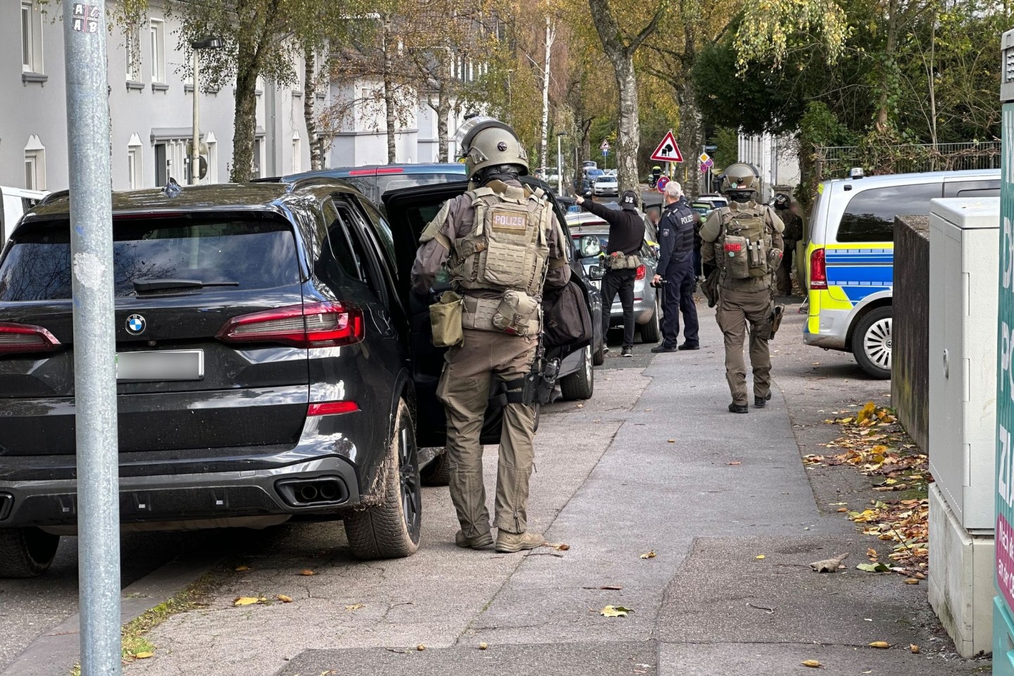 SEK-Beamte hatten nach Hinweisen auf einen Bewaffneten eine Gesamtschule in Solingen umstellt. Jetzt gibt es Entwarnung.