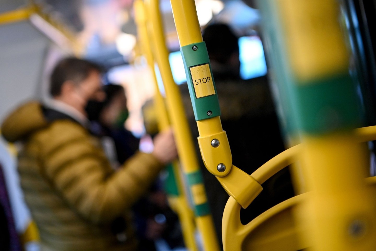 Fahrgäste fahren im Bus der Berliner Verkehrsbetriebe. (Archivbild)