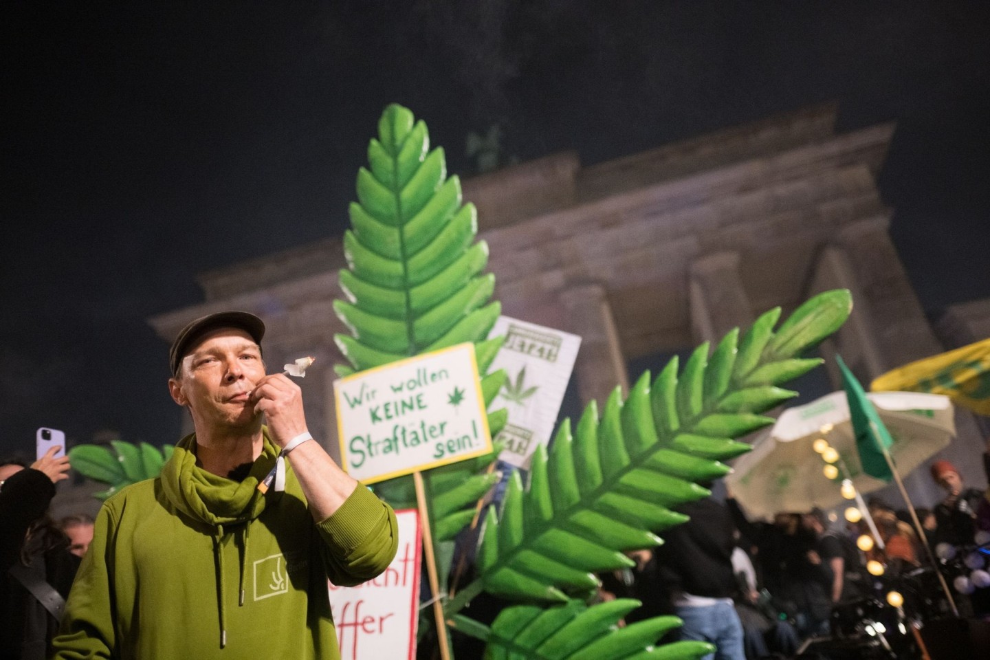 An zahlreichen Orten in Deutschland feiern Aktivistinnen und Aktivisten heute die Legalisierung.