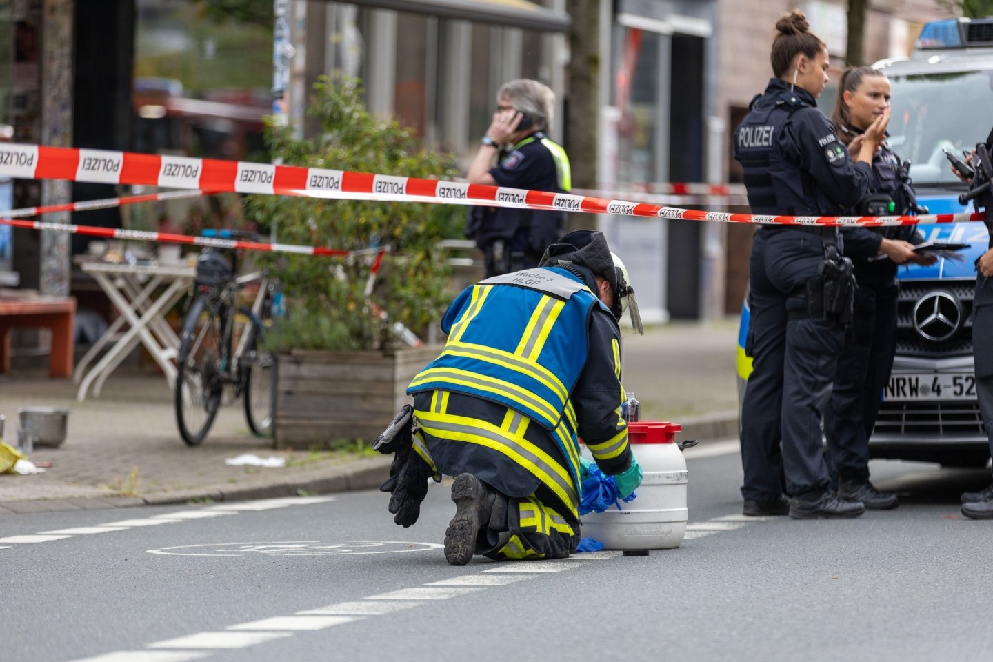 Nach dem Säureangriff in einem Bochumer Café kam es in der Nacht zu einer Durchsuchungsaktion