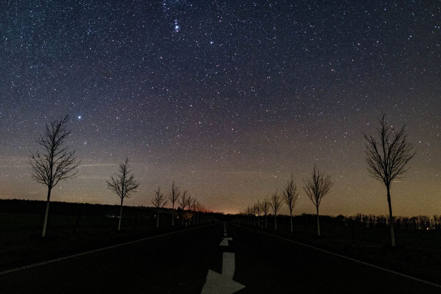 Ein kleiner Teil der Milchstraße am nächtlichen Sternenhimmel.