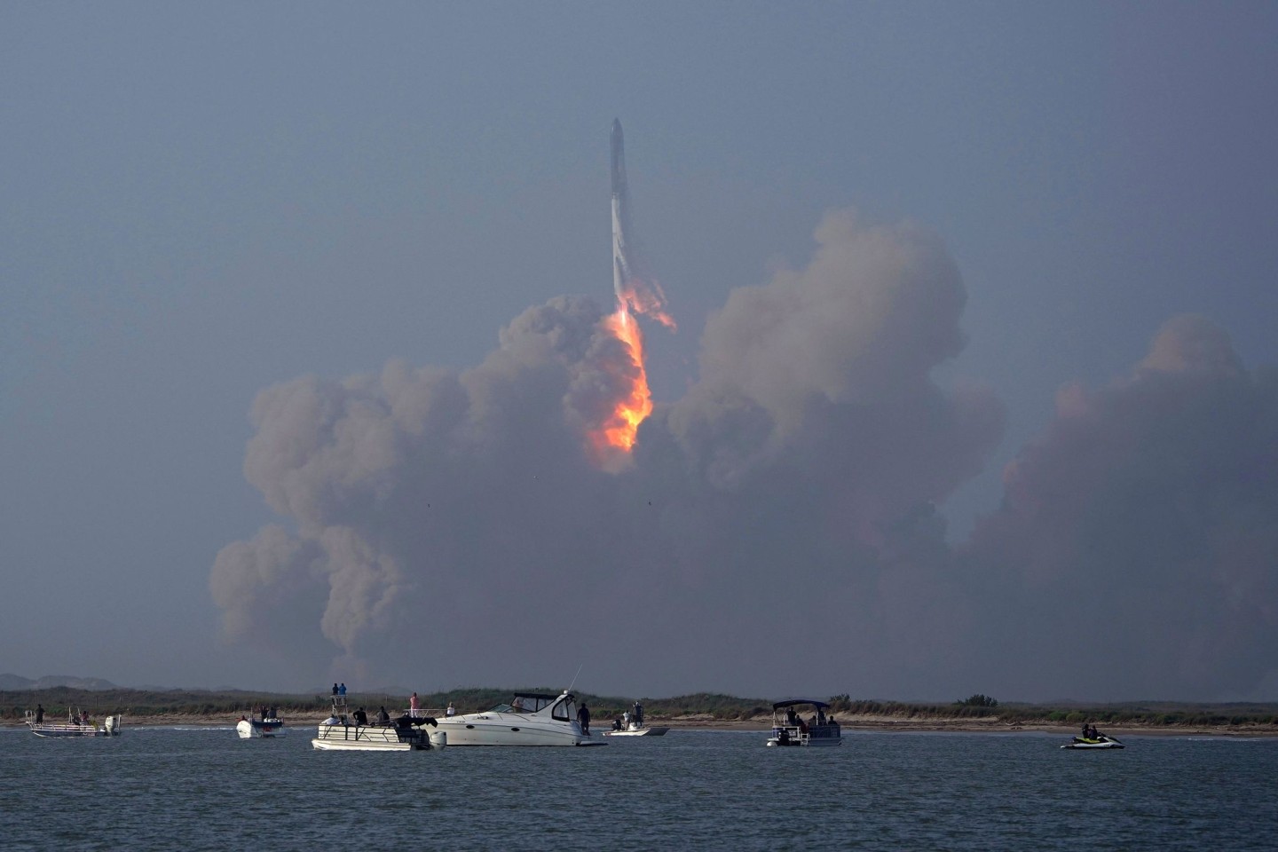 Ein großer Raketenstart wirkt nicht nur auf Menschen gewaltig. Auch die Atmosphäre ändert sich dadurch.