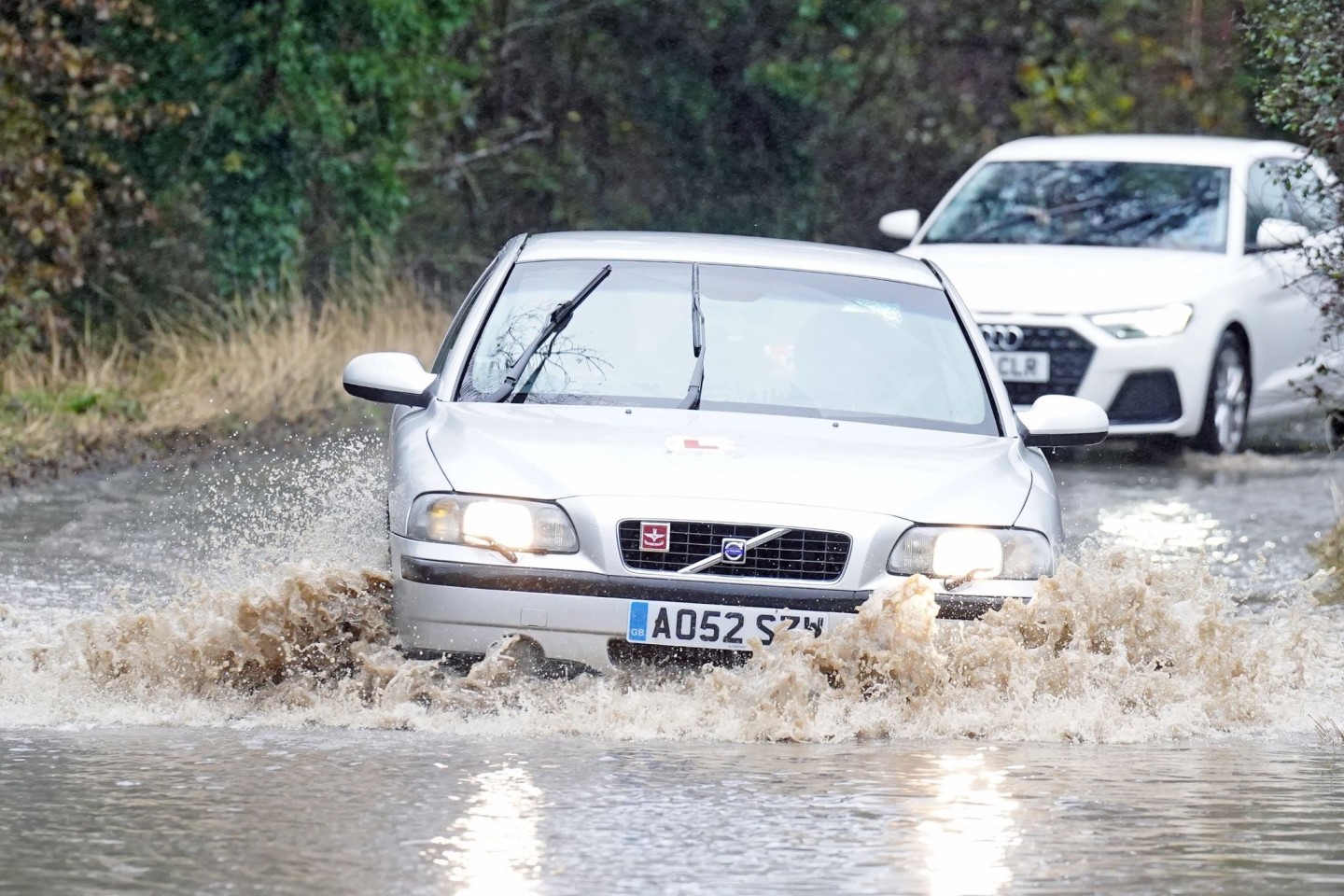Autos fahren durch das Hochwasser in der Nähe von Whitley Bay an der Nordostküste Englands. Das aufziehende Sturmtief bereits für heftigen Regen gesorgt.