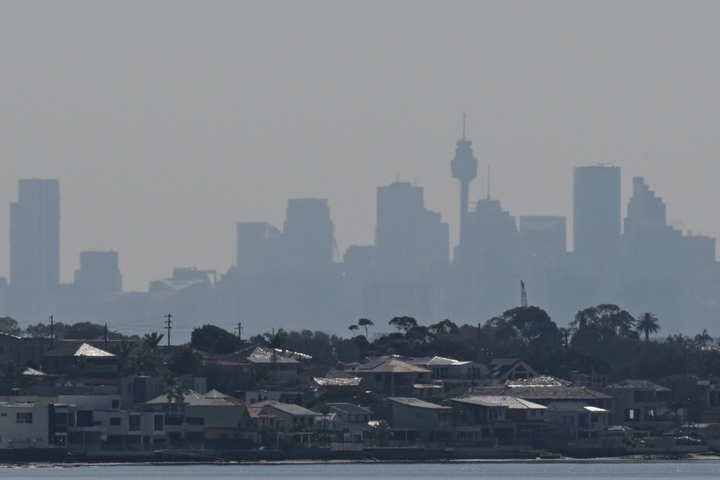 Über Teilen der australischen Metropole Sydney hängt eine Qualmglocke.