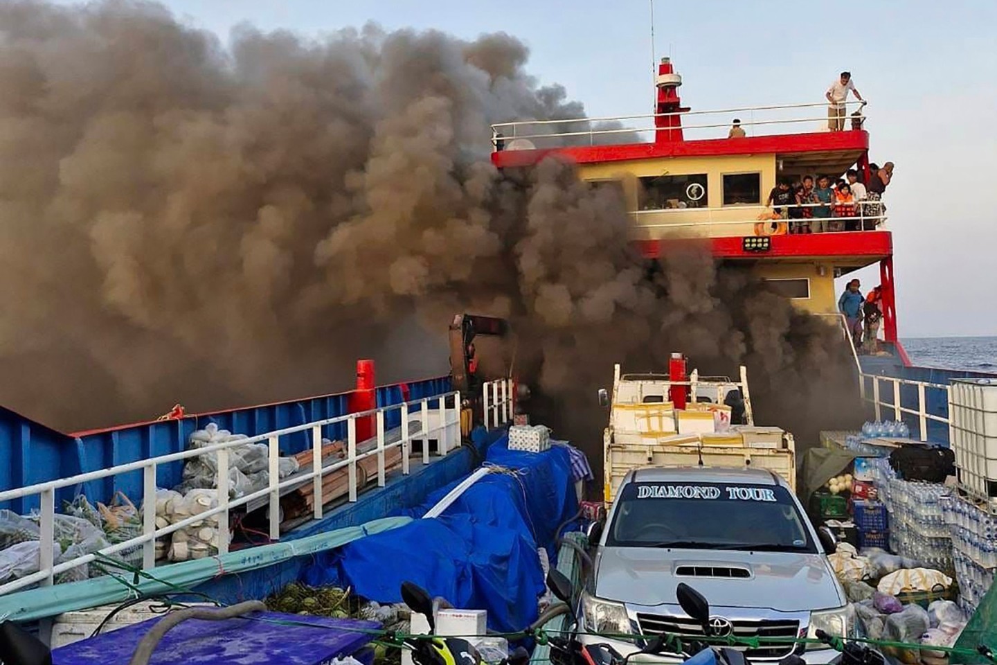 Die Fähre fing am Donnerstagmorgen vor der südthailändischen Küste Feuer.