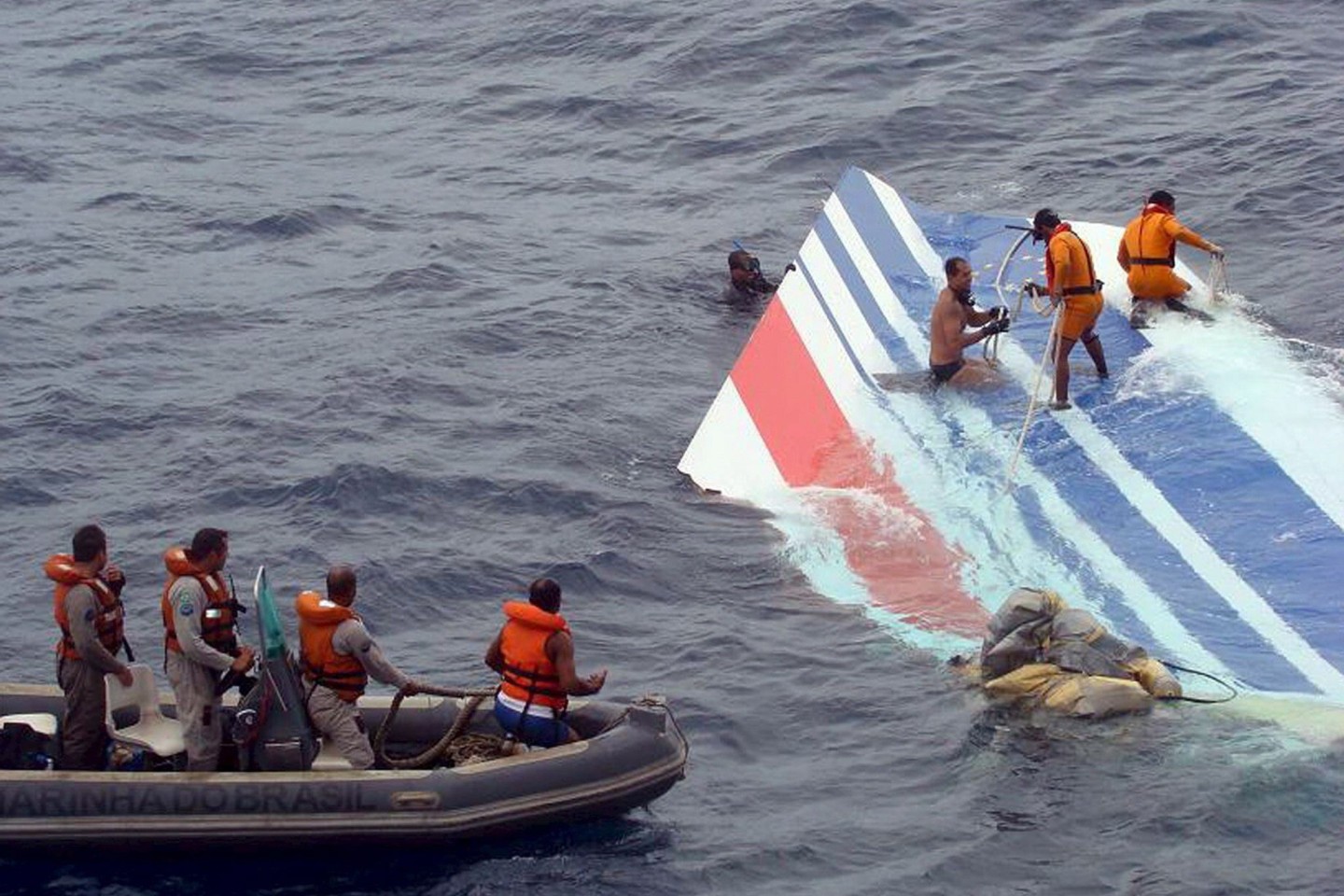 Ein Wrackteil der abgestürzten Air-France-Maschine AF447 wird von einem Rettungsteam der brasilianischen Marine im Atlantik geborgen.