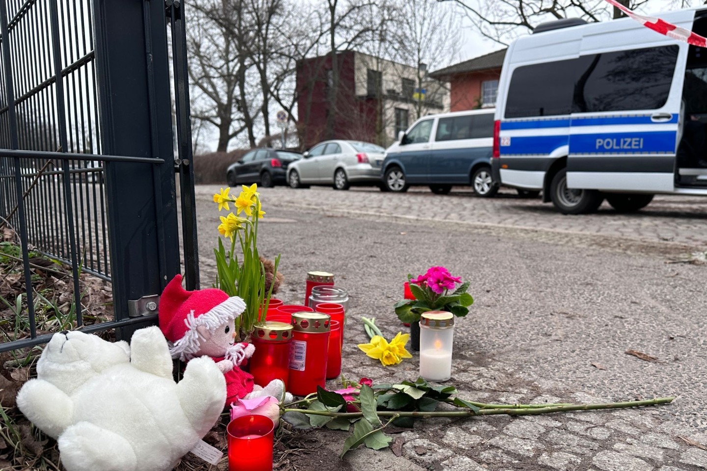 Unweit des Bürgerparks in Pankow haben Passanten Plüschtiere, Kerzen und Blumen zum Gedenken an das geötete Kind abgelegt.