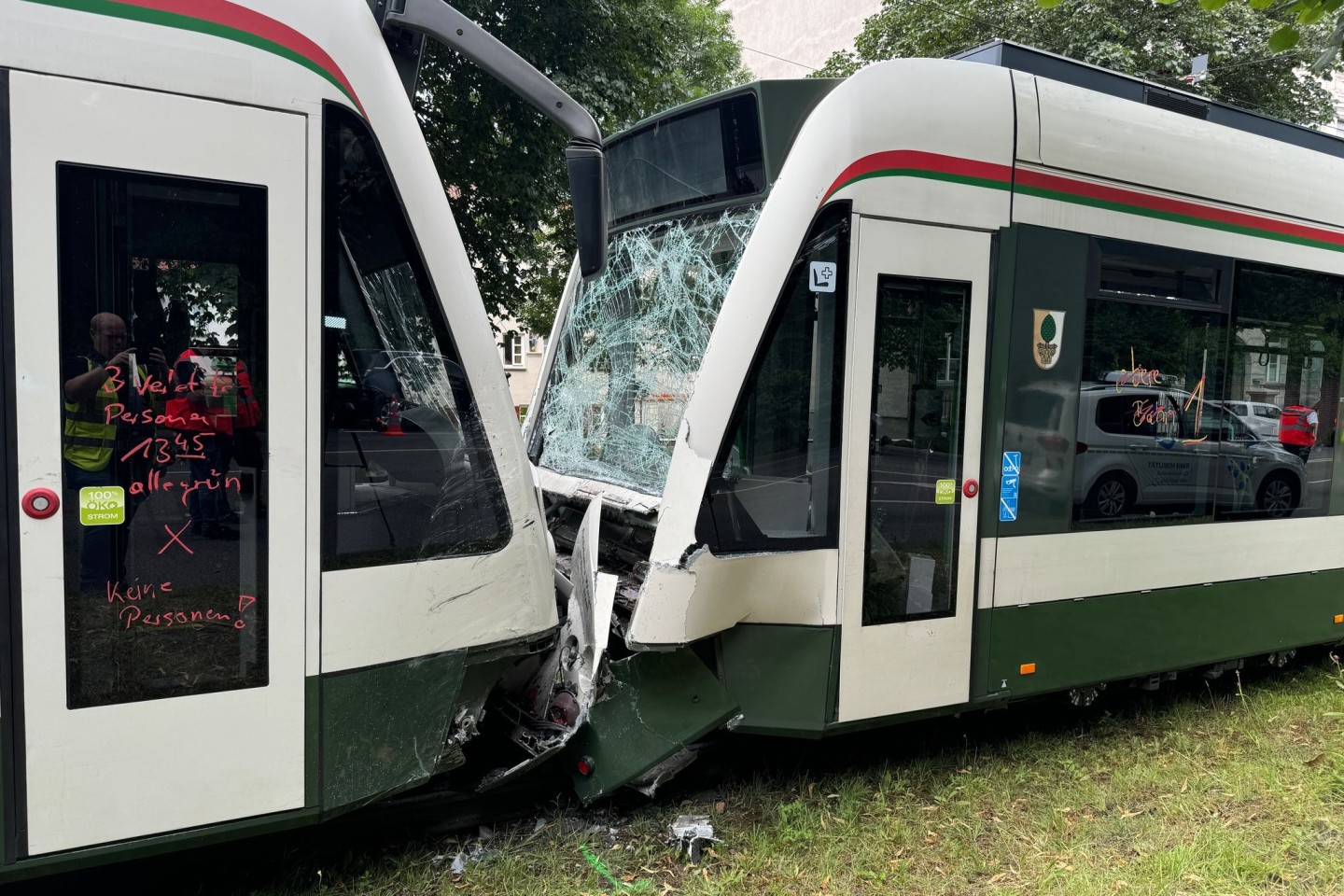 Die Ursache für die Kollision der Trambahnen in Augsburg blieb zunächst unklar.