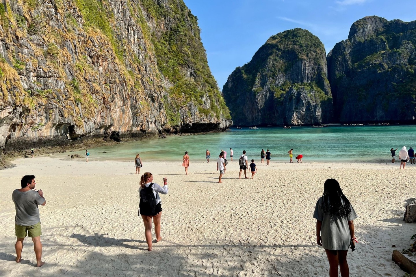 Die weltberühmte Maya Bay am frühen Morgen, bevor der große Touristenstrom kommt.