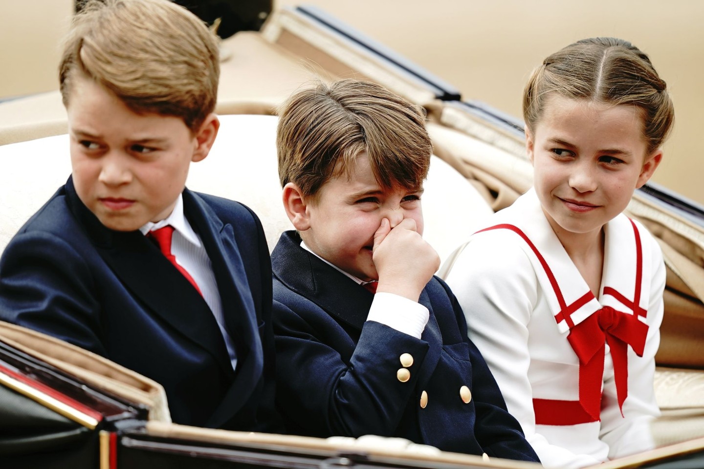 Was riecht denn da: Prinz George (l-r), Prinz Louis und Prinzessin Charlotte während der «Trooping the Colour»-Zeremonie in London.