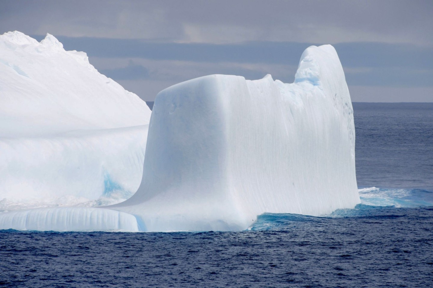 Dieses Foto, das vom japanischen Forschungsschiff «Shirase» während der 61. Antarktis-Expedition gemacht wurde, zeigt einen Eisberg im Antarktischen Ozean.