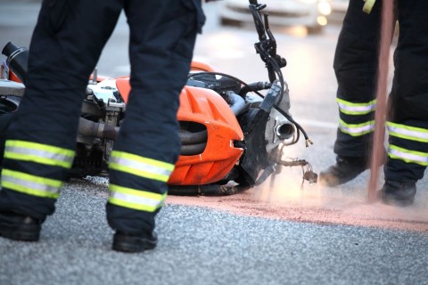 Leichtkraftradfahrerin nach Zusammenstoß mit Transporter schwer verletzt