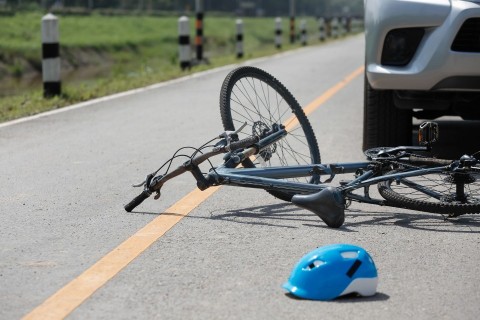 Fahrradfahrer erleidet schwere Verletzungen nach Zusammenstoß mit Pkw