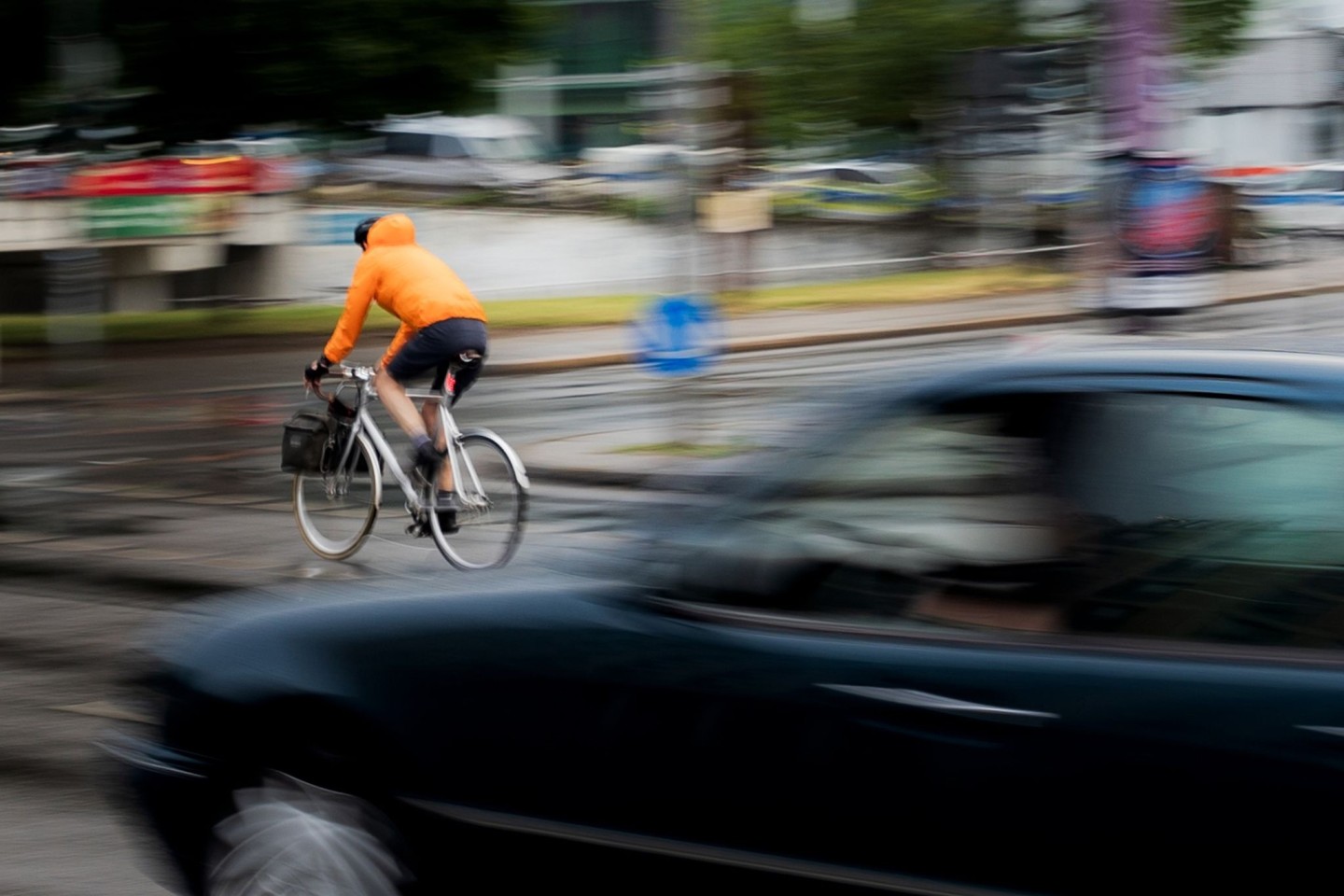 Ein Pkw fährt hinter einem Fahrradfahrer an einer Kreuzung einer Hauptverkehrsstraße in Berlin. Inwieweit Maßnahmen zur Verbesserung der Verkehrssicherheit befürwortet werden, hängt auc...