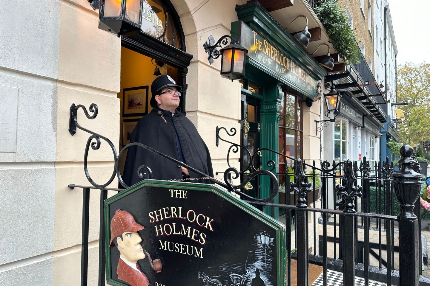 Ein als Polizist verkleideter Mitarbeiter vor dem Sherlock-Holmes-Museum in London.