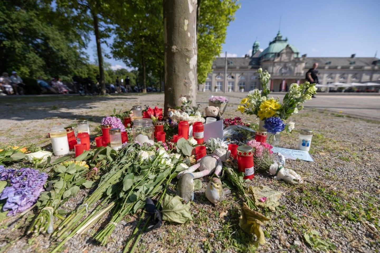 Nach der tödlichen Kurparl-Attacke schweigt der Verdächtige weiter und die Polizei ermittelt. Untersucht werden unter anderem Handys von Begleitern des mutmaßlichen Täters und des Opfers...