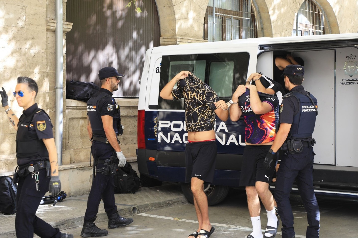 Polizisten führen die Verdächtigen zum Termin mit dem Haftrichter auf der Balearische Insel.