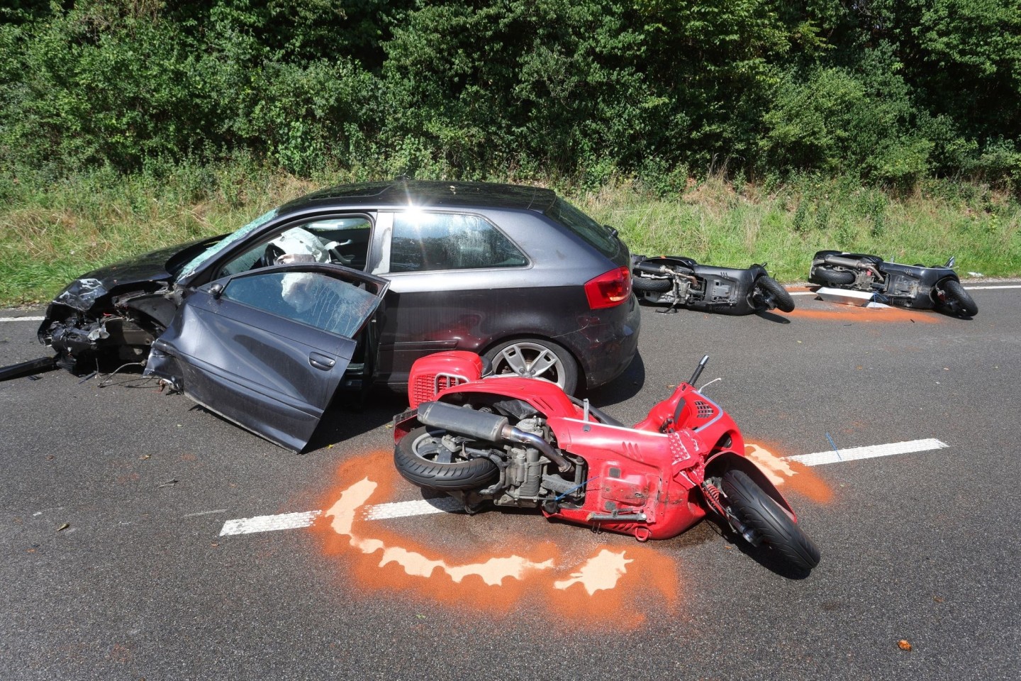 Bei einem Unfall mit zwei Autos und einer Motorrollergruppe in Oberbayern sind laut Polizei mehrere Menschen teils schwer verletzt worden.