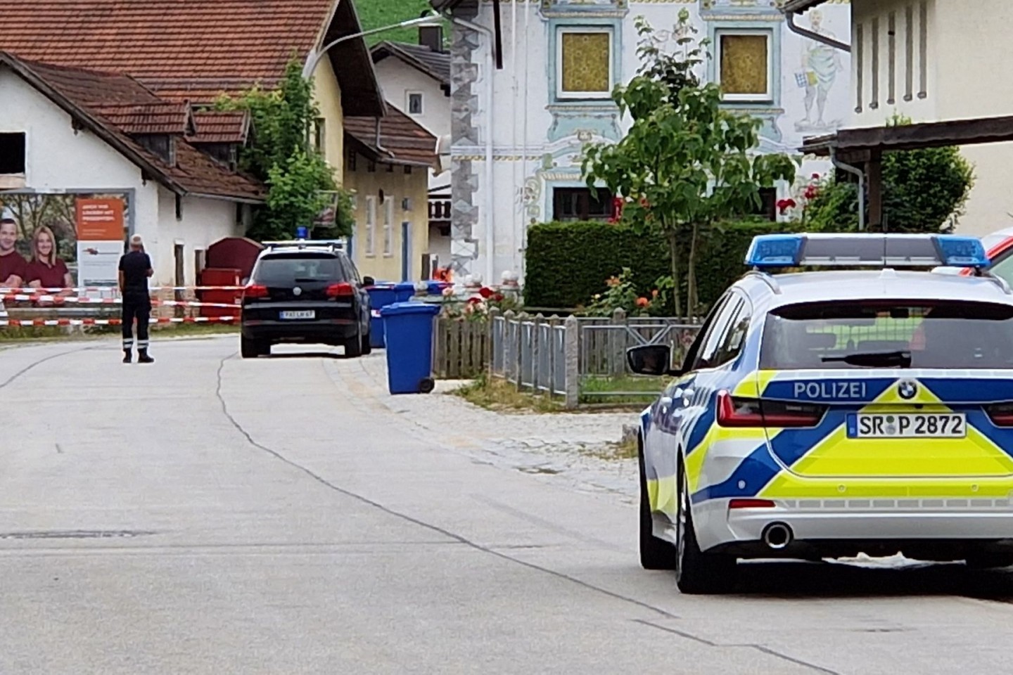 Einsatzkräfte der Polizei im niederbayerischen Ortenburg. Dort sind nach einem Ammoniak-Austritt mehrere Menschen verletzt worden.