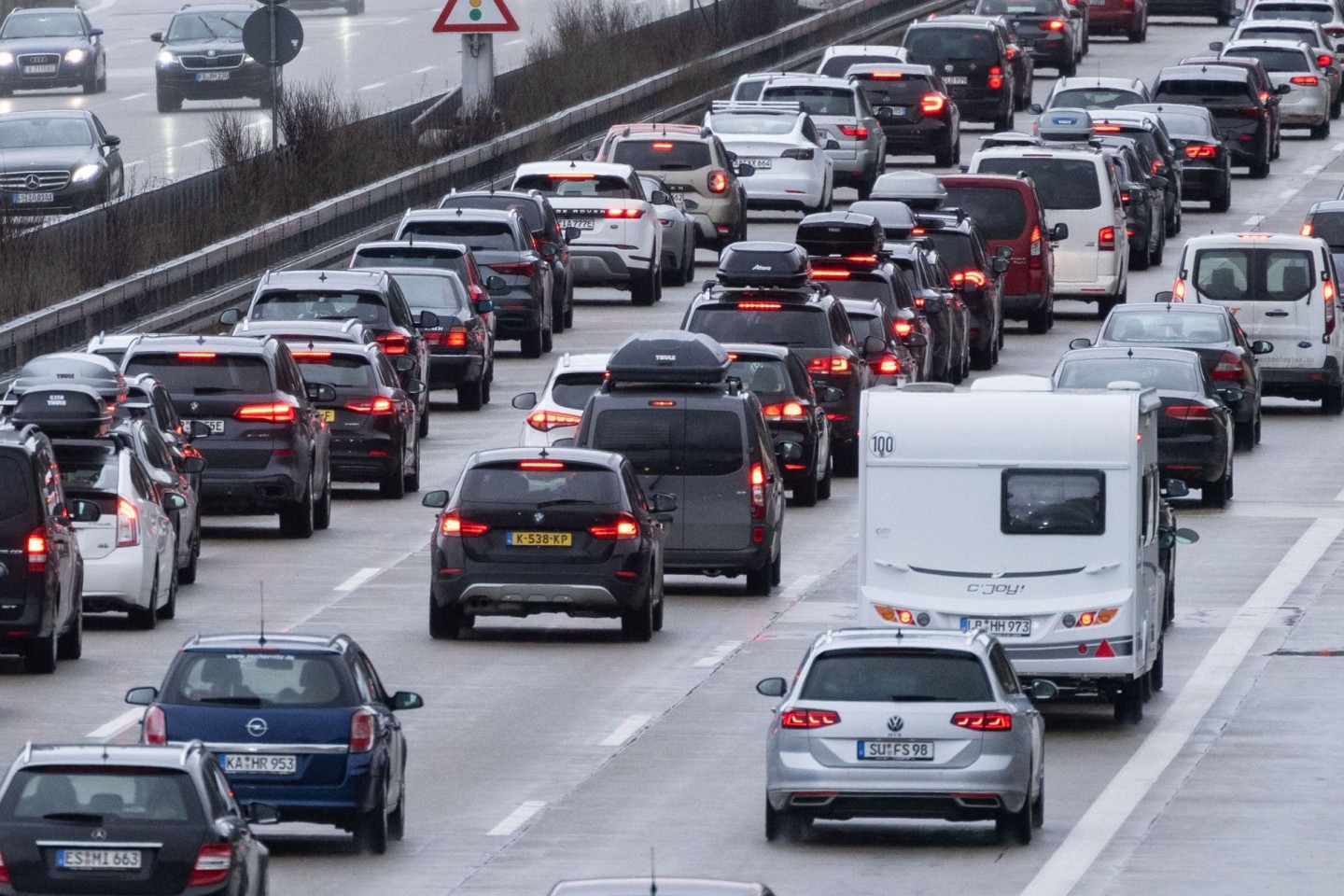 Autos auf der Autobahn 8 in Fahrtrichtung München im Stau.