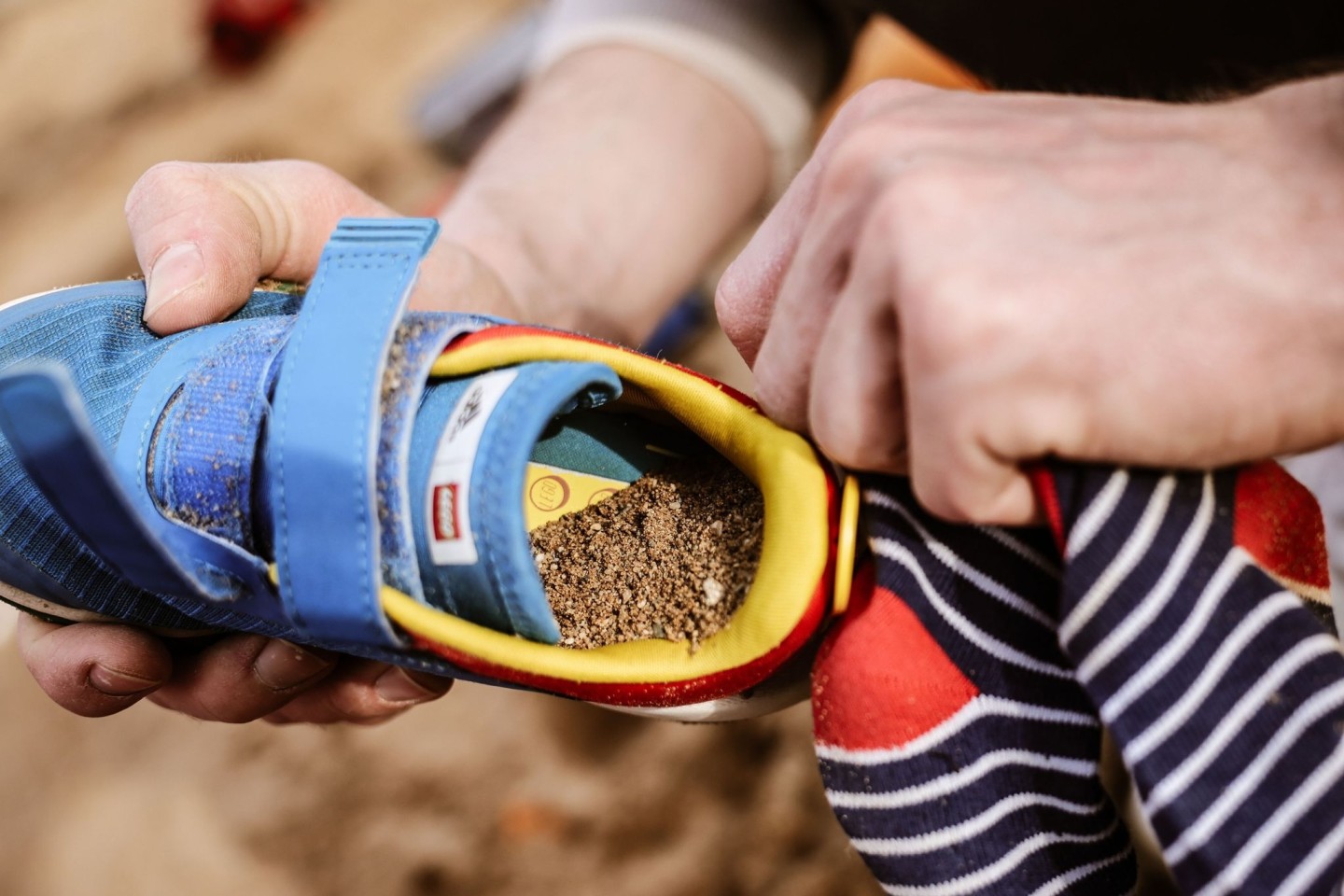Sand in Kinderschuhen ist keine Seltenheit. Aber ist das Phänomen gefährlich?
