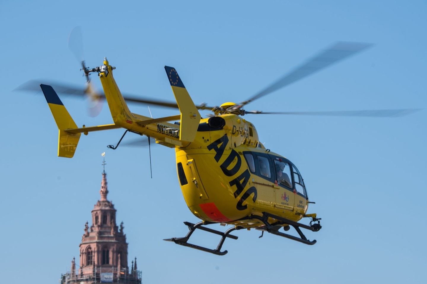 Unfälle jeder Art - ob im Verkehr, bei der Arbeit, Freizeit oder im Sport - machen etwa 30 Prozent der Rettungseinsätze aus der Luft aus.