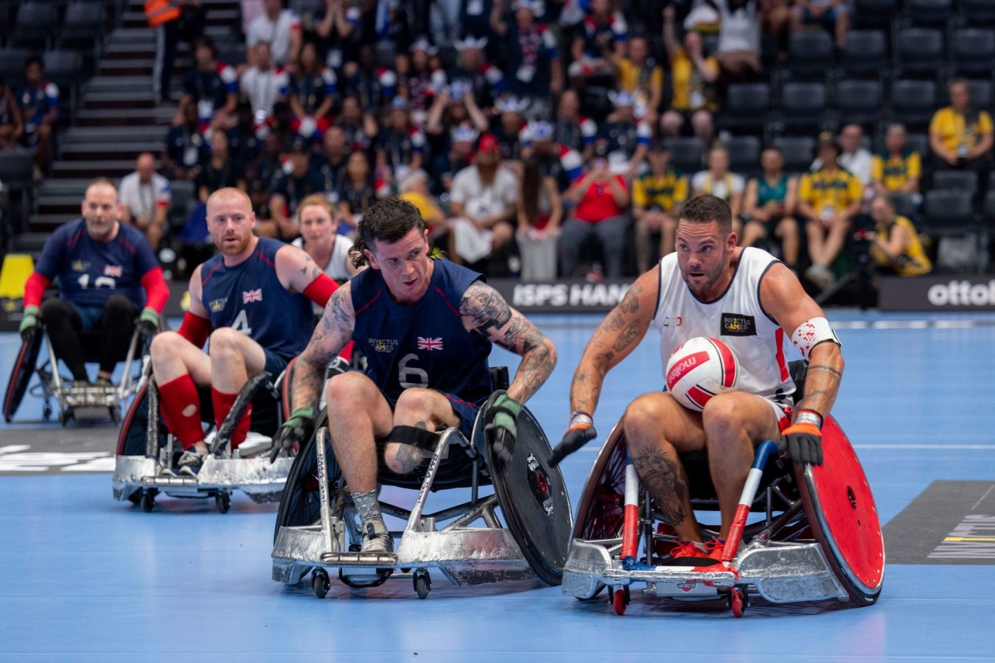 Die Mannschaften von Frankreich (weiß) und Großbritannien (blau) treten im Rollstuhl-Rugby gegeneinander an.