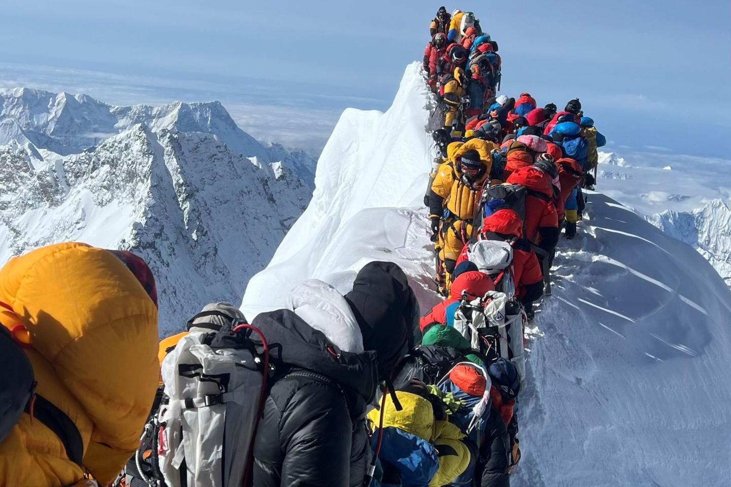 Bergsteiger und Bergführer stehen am 21. Mai zwischen dem Südgipfel und der Hillary-Stufe des Mount Everest im Stau.