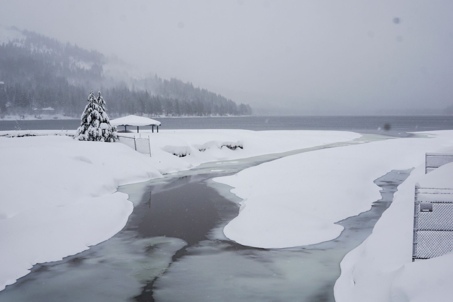 Ein schwerer Wintersturm hat dem US-Bundesstaat Kalifornien heftige Schneefälle beschert.