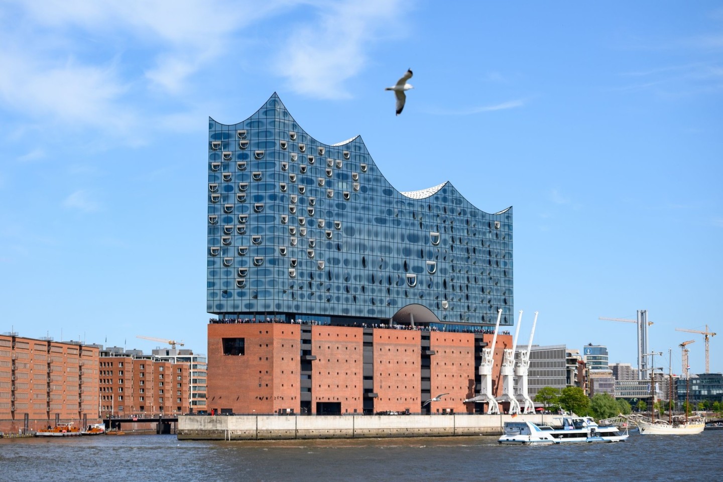 Ein blauer Himmel über der Elbphilharmonie.