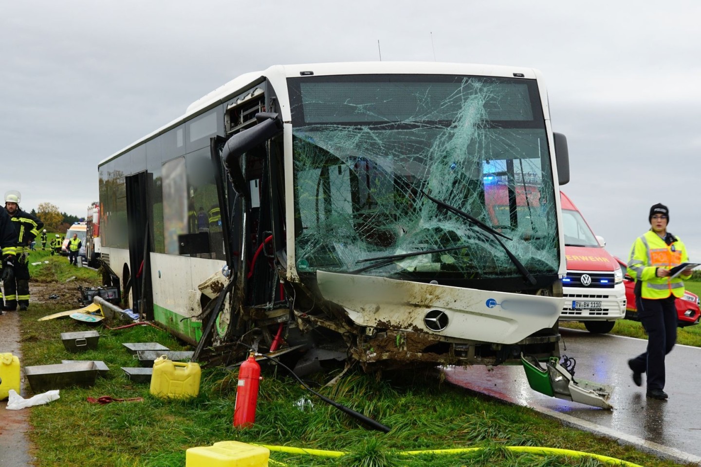 Der schwer beschädigte Schulbus nach dem Unfall mit mehreren Verletzten in Bad Waldsee.