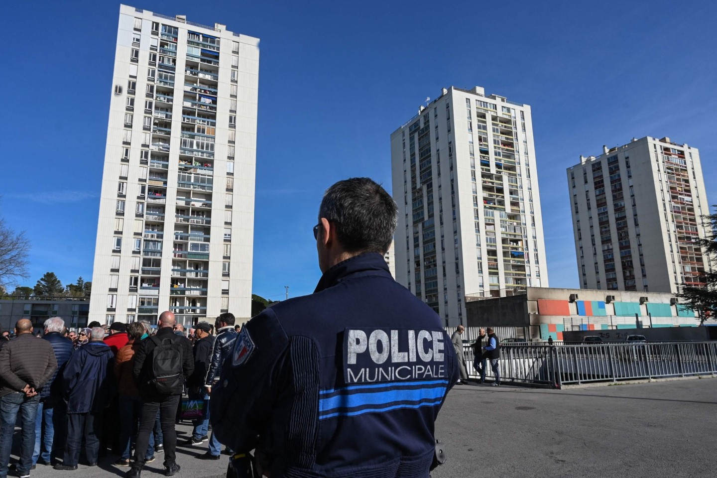 Nach Schüssen unter Drogendealern steht ein Polizist Wache bei einer Demonstration von Bewohnern des unterprivilegierten Stadtteils Pissevin.