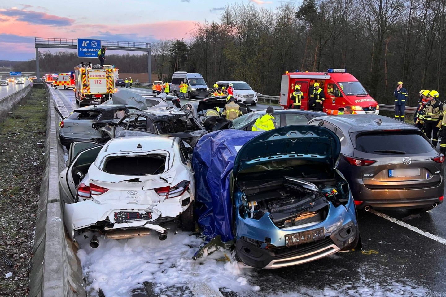 Mehrere Fahrzeuge stehen nach der Massenkarambolage teils stark beschädigt an der Unfallstelle.