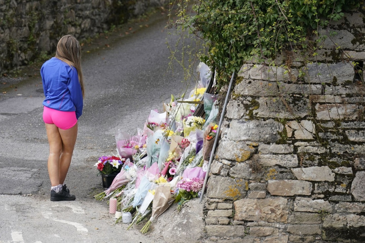 Trauerbekundungen an der Steinmauer im irischen Clonmel, wo vier junge Menschen bei einem Unfall ums Leben kamen.