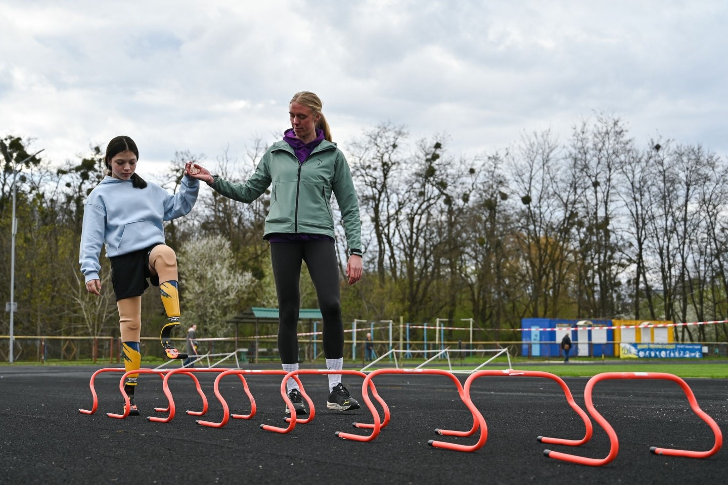 Die 12-jährige Ukrainerin Jana Stepanenko bereitet sich mit Prothesen auf den Boston-Marathon 2024 vor.